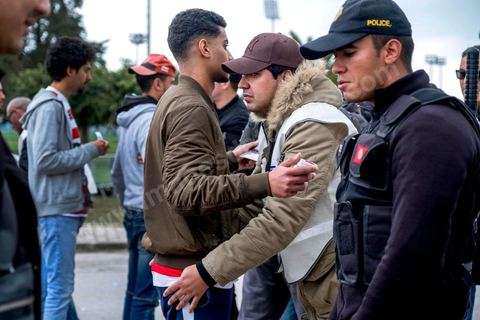 February 18, 2018: Entry to the stadium—and specifically access to the north stands, where the CA ultras are located—requires discipline, as well as police checks and searches. Since recent matches have seen a great deal of violence and clashes between ultras and the police, entry procedures to the stadium are strict and overseen by nearly 3,000 police officers. In Tunis, it’s the big day—the soccer derby, the match between the two current top teams in the league and Tunis’s two flagship teams, Club Africain (CA) versus Espérance de Tunis (EST), at the Radès Stadium in the southern suburbs of Tunis. CA holds the advantage in this rematch, as it controls ticket sales. Given the numerous clashes between fans and ultra groups—both among themselves and with the police—inside the stadiums, only 23,000 tickets are being sold (out of a capacity of 60,000), including 1,200 for EST—though only about 50 of those will be in the south stands. The match will end with a surprise 2–1 victory for CA. 