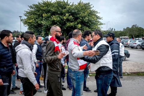 February 18, 2018: Entry to the stadium—and specifically access to the north stands, where the CA ultras are located—requires discipline, as well as police checks and searches. Since recent matches have seen a great deal of violence and clashes between ultras and the police, entry procedures to the stadium are strict and overseen by nearly 3,000 police officers. In Tunis, it’s the big day—the soccer derby, the match between the two current top teams in the league and Tunis’s two flagship teams, Club Africain (CA) versus Espérance de Tunis (EST), at the Radès Stadium in the southern suburbs of Tunis. CA holds the advantage in this rematch, as it controls ticket sales. Given the numerous clashes between fans and ultra groups—both among themselves and with the police—inside the stadiums, only 23,000 tickets are being sold (out of a capacity of 60,000), including 1,200 for EST—though only about 50 of those will be in the south stands. The match will end with a surprise 2–1 victory for CA. 