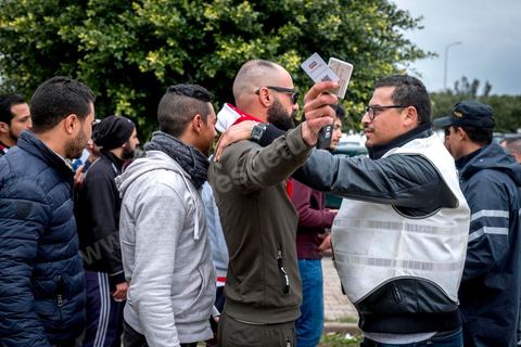 February 18, 2018: Entry to the stadium—and specifically access to the north stands, where the CA ultras are located—requires discipline, as well as police checks and searches. Since recent matches have seen a great deal of violence and clashes between ultras and the police, entry procedures to the stadium are strict and overseen by nearly 3,000 police officers. In Tunis, it’s the big day—the soccer derby, the match between the two current top teams in the league and Tunis’s two flagship teams, Club Africain (CA) versus Espérance de Tunis (EST), at the Radès Stadium in the southern suburbs of Tunis. CA holds the advantage in this rematch, as it controls ticket sales. Given the numerous clashes between fans and ultra groups—both among themselves and with the police—inside the stadiums, only 23,000 tickets are being sold (out of a capacity of 60,000), including 1,200 for EST—though only about 50 of those will be in the south stands. The match will end with a surprise 2–1 victory for CA. 