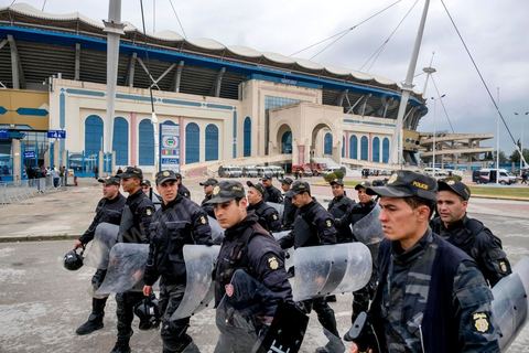 February 18, 2018: Entry to the stadium—and specifically access to the north stands, where the CA ultras are located—requires discipline, as well as police checks and searches. Since recent matches have seen a great deal of violence and clashes between ultras and the police, entry procedures to the stadium are strict and overseen by nearly 3,000 police officers. In Tunis, it’s the big day—the soccer derby, the match between the two current top teams in the league and Tunis’s two flagship teams, Club Africain (CA) versus Espérance de Tunis (EST), at the Radès Stadium in the southern suburbs of Tunis. CA holds the advantage in this rematch, as it controls ticket sales. Given the numerous clashes between fans and ultra groups—both among themselves and with the police—inside the stadiums, only 23,000 tickets are being sold (out of a capacity of 60,000), including 1,200 for EST—though only about 50 of those will be in the south stands. The match will end with a surprise 2–1 victory for CA. 