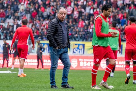 18 février 2018 : Bertrand Marchand, entraineur du CA depuis décembre 2017. à Tunis c'est le grand jour celui du Derby Foot, le match entre les deux meilleures équipes actuelles du championnat et les deux équipes phares de Tunis, le Club Africain (CA) contre l'Espérance de Tunis (EST) au grand stade de Radès dans la banlieue sud de Tunis. Ce match retour est à l'avantage du CA qui dispose de la billetterie. Au vu des nombreux affrontements de supporters et des groupes d'ultras dans les stades entre eux et avec la police, seulement 23000 billets sont mis en vente (pour une capacité de 60000) dont 1200 pour l'EST mais qui ne seront qu'une petite cinquantaine dans la tribune sud. Le match se terminera par la victoire surprise du CA sur le score de 2 à 1. 