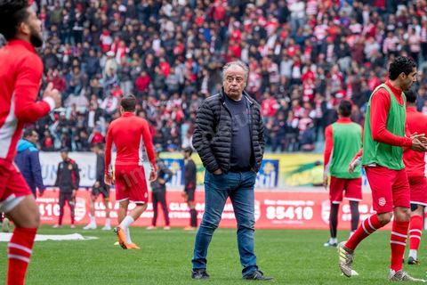 18 février 2018 : Bertrand Marchand, entraineur du CA depuis décembre 2017. à Tunis c'est le grand jour celui du Derby Foot, le match entre les deux meilleures équipes actuelles du championnat et les deux équipes phares de Tunis, le Club Africain (CA) contre l'Espérance de Tunis (EST) au grand stade de Radès dans la banlieue sud de Tunis. Ce match retour est à l'avantage du CA qui dispose de la billetterie. Au vu des nombreux affrontements de supporters et des groupes d'ultras dans les stades entre eux et avec la police, seulement 23000 billets sont mis en vente (pour une capacité de 60000) dont 1200 pour l'EST mais qui ne seront qu'une petite cinquantaine dans la tribune sud. Le match se terminera par la victoire surprise du CA sur le score de 2 à 1. 