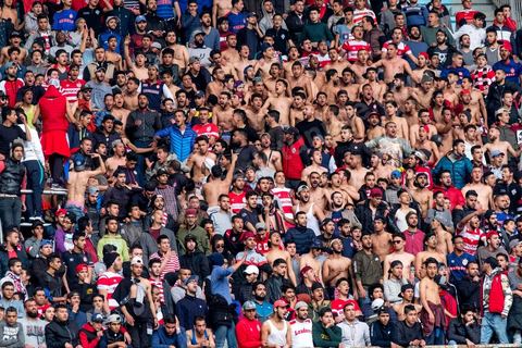 February 18, 2018: The CA ultras, positioned in the stadium’s north stands under heavy police surveillance, were sure to throw bottles, pieces of bathroom fixtures, and smoke bombs at them, though without any major violence.  In Tunis, it’s the big day—the soccer derby, the match between the league’s two current top teams and Tunis’s two flagship clubs, Club Africain (CA) versus Espérance de Tunis (EST), at the Grand Stadium of Radès in the southern suburbs of Tunis. This rematch favors CA, which controls ticket sales. Given the numerous clashes between supporters and ultra groups—both among themselves and with the police—in stadiums, only 23,000 tickets are being sold (out of a capacity of 60,000), including 1,200 for EST—though only about 50 of those will be in the south stand. The match will end with a surprise 2–1 victory for CA. 