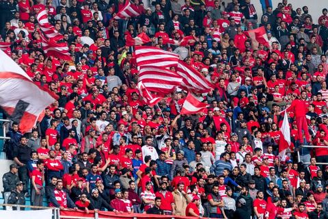 February 18, 2018: The CA ultras, positioned in the stadium’s north stands under heavy police surveillance, were sure to throw bottles, pieces of bathroom fixtures, and smoke bombs at them, though without any major violence.  In Tunis, it’s the big day—the soccer derby, the match between the league’s two current top teams and Tunis’s two flagship clubs, Club Africain (CA) versus Espérance de Tunis (EST), at the Grand Stadium of Radès in the southern suburbs of Tunis. This rematch favors CA, which controls ticket sales. Given the numerous clashes between supporters and ultra groups—both among themselves and with the police—in stadiums, only 23,000 tickets are being sold (out of a capacity of 60,000), including 1,200 for EST—though only about 50 of those will be in the south stand. The match will end with a surprise 2–1 victory for CA. 