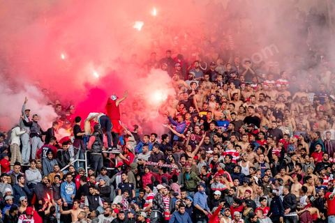 February 18, 2018: The CA ultras, positioned in the stadium’s north stands under heavy police surveillance, were sure to throw bottles, pieces of bathroom fixtures, and smoke bombs at them, though without any major violence.  In Tunis, it’s the big day—the soccer derby, the match between the league’s two current top teams and Tunis’s two flagship clubs, Club Africain (CA) versus Espérance de Tunis (EST), at the Grand Stadium of Radès in the southern suburbs of Tunis. This rematch favors CA, which controls ticket sales. Given the numerous clashes between supporters and ultra groups—both among themselves and with the police—in stadiums, only 23,000 tickets are being sold (out of a capacity of 60,000), including 1,200 for EST—though only about 50 of those will be in the south stand. The match will end with a surprise 2–1 victory for CA. 