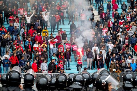 18 février 2018 : Les supporters ultras du CA, installés dans les tribunes nord du stade sous haute surveillance policière ne manqueront pas de leur jeter bouteilles, morceaux de sanitaires et funmigènes, sans toute fois de violences importantes.  A Tunis c'est le grand jour celui du Derby Foot, le match entre les deux meilleures équipes actuelles du championnat et les deux équipes phares de Tunis, le Club Africain (CA) contre l'Espérance de Tunis (EST) au grand stade de Radès dans la banlieue sud de Tunis. Ce match retour est à l'avantage du CA qui dispose de la billetterie. Au vu des nombreux affrontements de supporters et des groupes d'ultras dans les stades entre eux et avec la police, seulement 23000 billets sont mis en vente (pour une capacité de 60000) dont 1200 pour l'EST mais qui ne seront qu'une petite cinquantaine dans la tribune sud. Le match se terminera par la victoire surprise du CA sur le score de 2 à 1. 