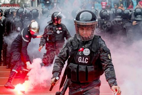 18 février 2018 : Les supporters ultras du CA, installés dans les tribunes nord du stade sous haute surveillance policière ne manqueront pas de leur jeter bouteilles, morceaux de sanitaires et funmigènes, sans toute fois de violences importantes.  A Tunis c'est le grand jour celui du Derby Foot, le match entre les deux meilleures équipes actuelles du championnat et les deux équipes phares de Tunis, le Club Africain (CA) contre l'Espérance de Tunis (EST) au grand stade de Radès dans la banlieue sud de Tunis. Ce match retour est à l'avantage du CA qui dispose de la billetterie. Au vu des nombreux affrontements de supporters et des groupes d'ultras dans les stades entre eux et avec la police, seulement 23000 billets sont mis en vente (pour une capacité de 60000) dont 1200 pour l'EST mais qui ne seront qu'une petite cinquantaine dans la tribune sud. Le match se terminera par la victoire surprise du CA sur le score de 2 à 1. 