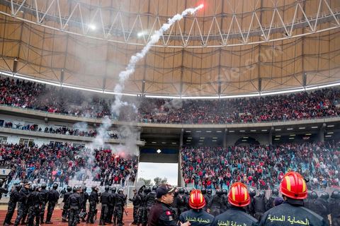 18 février 2018 : Les supporters ultras du CA, installés dans les tribunes nord du stade sous haute surveillance policière ne manqueront pas de leur jeter bouteilles, morceaux de sanitaires et funmigènes, sans toute fois de violences importantes.  A Tunis c'est le grand jour celui du Derby Foot, le match entre les deux meilleures équipes actuelles du championnat et les deux équipes phares de Tunis, le Club Africain (CA) contre l'Espérance de Tunis (EST) au grand stade de Radès dans la banlieue sud de Tunis. Ce match retour est à l'avantage du CA qui dispose de la billetterie. Au vu des nombreux affrontements de supporters et des groupes d'ultras dans les stades entre eux et avec la police, seulement 23000 billets sont mis en vente (pour une capacité de 60000) dont 1200 pour l'EST mais qui ne seront qu'une petite cinquantaine dans la tribune sud. Le match se terminera par la victoire surprise du CA sur le score de 2 à 1. 