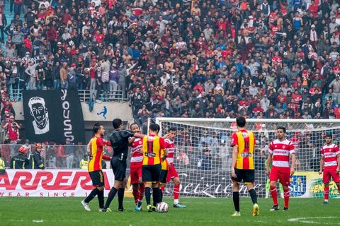 18 février 2018 : à Tunis c'est le grand jour celui du Derby Foot, le match entre les deux meilleures équipes actuelles du championnat et les deux équipes phares de Tunis, le Club Africain (CA) contre l'Espérance de Tunis (EST) au grand stade de Radès dans la banlieue sud de Tunis. Ce match retour est à l'avantage du CA qui dispose de la billetterie. Au vu des nombreux affrontements de supporters et des groupes d'ultras dans les stades entre eux et avec la police, seulement 23000 billets sont mis en vente (pour une capacité de 60000) dont 1200 pour l'EST mais qui ne seront qu'une petite cinquantaine dans la tribune sud. Le match se terminera par la victoire surprise du CA sur le score de 2 à 1. 