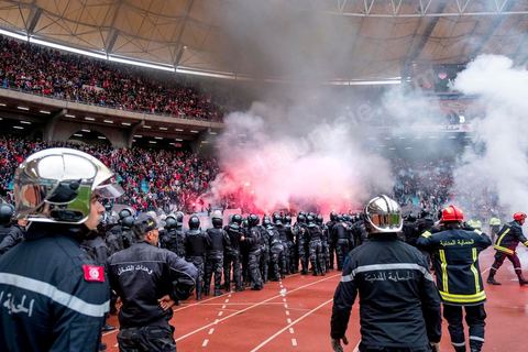 18 février 2018 : Les supporters ultras du CA, installés dans les tribunes nord du stade sous haute surveillance policière ne manqueront pas de leur jeter bouteilles, morceaux de sanitaires et funmigènes, sans toute fois de violences importantes.  A Tunis c'est le grand jour celui du Derby Foot, le match entre les deux meilleures équipes actuelles du championnat et les deux équipes phares de Tunis, le Club Africain (CA) contre l'Espérance de Tunis (EST) au grand stade de Radès dans la banlieue sud de Tunis. Ce match retour est à l'avantage du CA qui dispose de la billetterie. Au vu des nombreux affrontements de supporters et des groupes d'ultras dans les stades entre eux et avec la police, seulement 23000 billets sont mis en vente (pour une capacité de 60000) dont 1200 pour l'EST mais qui ne seront qu'une petite cinquantaine dans la tribune sud. Le match se terminera par la victoire surprise du CA sur le score de 2 à 1. 