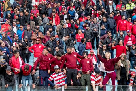 18 février 2018 : à Tunis c'est le grand jour celui du Derby Foot, le match entre les deux meilleures équipes actuelles du championnat et les deux équipes phares de Tunis, le Club Africain (CA) contre l'Espérance de Tunis (EST) au grand stade de Radès dans la banlieue sud de Tunis. Ce match retour est à l'avantage du CA qui dispose de la billetterie. Au vu des nombreux affrontements de supporters et des groupes d'ultras dans les stades entre eux et avec la police, seulement 23000 billets sont mis en vente (pour une capacité de 60000) dont 1200 pour l'EST mais qui ne seront qu'une petite cinquantaine dans la tribune sud. Le match se terminera par la victoire surprise du CA sur le score de 2 à 1. 