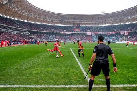 18 février 2018 : à Tunis c'est le grand jour celui du Derby Foot, le match entre les deux meilleures équipes actuelles du championnat et les deux équipes phares de Tunis, le Club Africain (CA) contre l'Espérance de Tunis (EST) au grand stade de Radès dans la banlieue sud de Tunis. Ce match retour est à l'avantage du CA qui dispose de la billetterie. Au vu des nombreux affrontements de supporters et des groupes d'ultras dans les stades entre eux et avec la police, seulement 23000 billets sont mis en vente (pour une capacité de 60000) dont 1200 pour l'EST mais qui ne seront qu'une petite cinquantaine dans la tribune sud. Le match se terminera par la victoire surprise du CA sur le score de 2 à 1. 