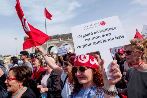 10 mars 2018 : près de 2000 personnes ont manifesté à Tunis pour réclamer la fin de l’« injustice » imposant l’inégalité successorale entre hommes et femmes.C'est la première grande manifestation en Tunisie et dans le monde arabe pour l'égalité entre les sexes et surtout l'égalité dans l'héritage. Selon la loi tunisienne, issue en l’occurrence des préceptes du Coran, la femme n’hérite que de la moitié de la part de l’homme du même degré de parenté. Le président de la République, Béji Caïd Essebsi, avait annoncé le 13 août 2017 son souhait d’aboutir en Tunisie à « l’égalité  dans tous les domaines ». A cette fin, il a mis sur pied une « commission de l’égalité et des libertés individuelles » chargée de réfléchir à une réforme de l’arsenal législatif afin d’en éliminer les dispositions attentatoires aux libertés individuelles ou sources de discriminations.