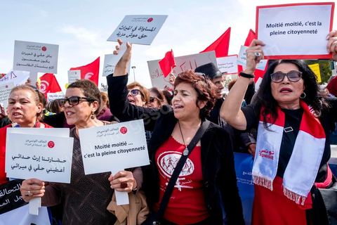10 mars 2018 : près de 2000 personnes ont manifesté à Tunis pour réclamer la fin de l’« injustice » imposant l’inégalité successorale entre hommes et femmes.C'est la première grande manifestation en Tunisie et dans le monde arabe pour l'égalité entre les sexes et surtout l'égalité dans l'héritage. Selon la loi tunisienne, issue en l’occurrence des préceptes du Coran, la femme n’hérite que de la moitié de la part de l’homme du même degré de parenté. Le président de la République, Béji Caïd Essebsi, avait annoncé le 13 août 2017 son souhait d’aboutir en Tunisie à « l’égalité  dans tous les domaines ». A cette fin, il a mis sur pied une « commission de l’égalité et des libertés individuelles » chargée de réfléchir à une réforme de l’arsenal législatif afin d’en éliminer les dispositions attentatoires aux libertés individuelles ou sources de discriminations.