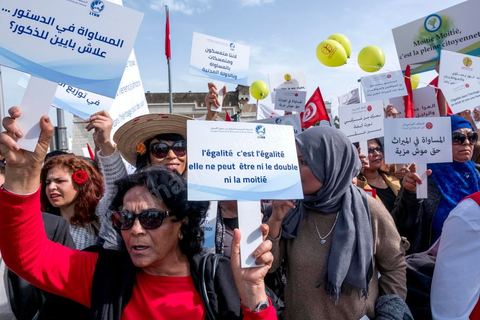 10 mars 2018 : près de 2000 personnes ont manifesté à Tunis pour réclamer la fin de l’« injustice » imposant l’inégalité successorale entre hommes et femmes.C'est la première grande manifestation en Tunisie et dans le monde arabe pour l'égalité entre les sexes et surtout l'égalité dans l'héritage. Selon la loi tunisienne, issue en l’occurrence des préceptes du Coran, la femme n’hérite que de la moitié de la part de l’homme du même degré de parenté. Le président de la République, Béji Caïd Essebsi, avait annoncé le 13 août 2017 son souhait d’aboutir en Tunisie à « l’égalité  dans tous les domaines ». A cette fin, il a mis sur pied une « commission de l’égalité et des libertés individuelles » chargée de réfléchir à une réforme de l’arsenal législatif afin d’en éliminer les dispositions attentatoires aux libertés individuelles ou sources de discriminations.