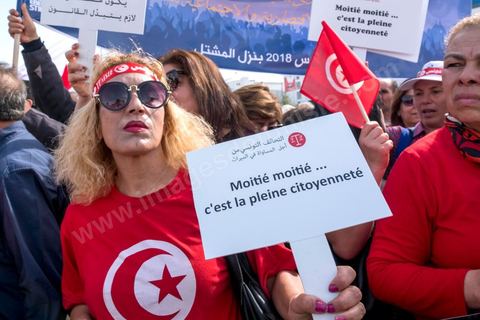 10 mars 2018 : près de 2000 personnes ont manifesté à Tunis pour réclamer la fin de l’« injustice » imposant l’inégalité successorale entre hommes et femmes.C'est la première grande manifestation en Tunisie et dans le monde arabe pour l'égalité entre les sexes et surtout l'égalité dans l'héritage. Selon la loi tunisienne, issue en l’occurrence des préceptes du Coran, la femme n’hérite que de la moitié de la part de l’homme du même degré de parenté. Le président de la République, Béji Caïd Essebsi, avait annoncé le 13 août 2017 son souhait d’aboutir en Tunisie à « l’égalité  dans tous les domaines ». A cette fin, il a mis sur pied une « commission de l’égalité et des libertés individuelles » chargée de réfléchir à une réforme de l’arsenal législatif afin d’en éliminer les dispositions attentatoires aux libertés individuelles ou sources de discriminations.