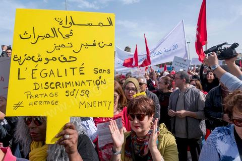 10 mars 2018 : près de 2000 personnes ont manifesté à Tunis pour réclamer la fin de l’« injustice » imposant l’inégalité successorale entre hommes et femmes.C'est la première grande manifestation en Tunisie et dans le monde arabe pour l'égalité entre les sexes et surtout l'égalité dans l'héritage. Selon la loi tunisienne, issue en l’occurrence des préceptes du Coran, la femme n’hérite que de la moitié de la part de l’homme du même degré de parenté. Le président de la République, Béji Caïd Essebsi, avait annoncé le 13 août 2017 son souhait d’aboutir en Tunisie à « l’égalité  dans tous les domaines ». A cette fin, il a mis sur pied une « commission de l’égalité et des libertés individuelles » chargée de réfléchir à une réforme de l’arsenal législatif afin d’en éliminer les dispositions attentatoires aux libertés individuelles ou sources de discriminations.