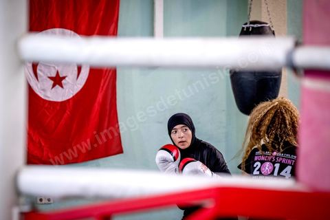 Entrainement des équipes nationales de Boxe féminine, Junior et cadettes. A la Cité Nationale Sportive de Tunis, l'équipe Nationale de Boxe féminine, Junior et Seniro, s'entraine quotidiennement. La boxe depuis les titres mondiaux et africains de Rim Jouini a pris depuis quelques années de l'ampleur en Tunisie et compte aujourd'hui plus de 500 licenciées sur l'ensemble du territoire et une équipe nationale qui engrange dans les différentes catégories des titres internationaux. 