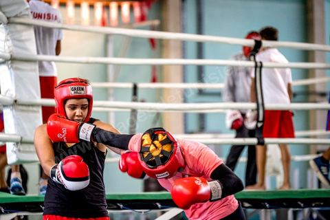 Entrainement des équipes nationales de Boxe féminine, Junior et cadettes. A la Cité Nationale Sportive de Tunis, l'équipe Nationale de Boxe féminine, Junior et Seniro, s'entraine quotidiennement. La boxe depuis les titres mondiaux et africains de Rim Jouini a pris depuis quelques années de l'ampleur en Tunisie et compte aujourd'hui plus de 500 licenciées sur l'ensemble du territoire et une équipe nationale qui engrange dans les différentes catégories des titres internationaux. 