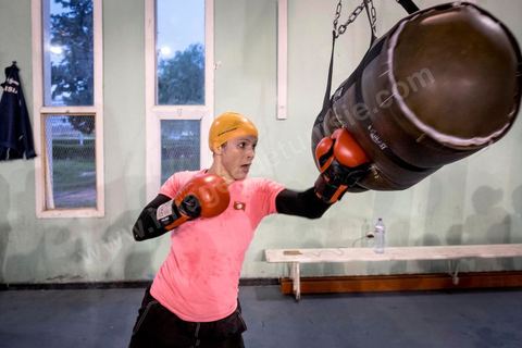 Entrainement des équipes nationales de Boxe féminine, Junior et cadettes. A la Cité Nationale Sportive de Tunis, l'équipe Nationale de Boxe féminine, Junior et Seniro, s'entraine quotidiennement. La boxe depuis les titres mondiaux et africains de Rim Jouini a pris depuis quelques années de l'ampleur en Tunisie et compte aujourd'hui plus de 500 licenciées sur l'ensemble du territoire et une équipe nationale qui engrange dans les différentes catégories des titres internationaux. 