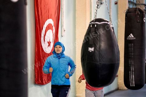 Entrainement des équipes nationales de Boxe féminine, Junior et cadettes. A la Cité Nationale Sportive de Tunis, l'équipe Nationale de Boxe féminine, Junior et Seniro, s'entraine quotidiennement. La boxe depuis les titres mondiaux et africains de Rim Jouini a pris depuis quelques années de l'ampleur en Tunisie et compte aujourd'hui plus de 500 licenciées sur l'ensemble du territoire et une équipe nationale qui engrange dans les différentes catégories des titres internationaux. 