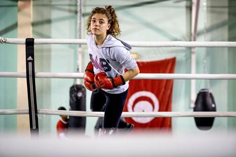 Entrainement des équipes nationales de Boxe féminine, Junior et cadettes. A la Cité Nationale Sportive de Tunis, l'équipe Nationale de Boxe féminine, Junior et Seniro, s'entraine quotidiennement. La boxe depuis les titres mondiaux et africains de Rim Jouini a pris depuis quelques années de l'ampleur en Tunisie et compte aujourd'hui plus de 500 licenciées sur l'ensemble du territoire et une équipe nationale qui engrange dans les différentes catégories des titres internationaux. 