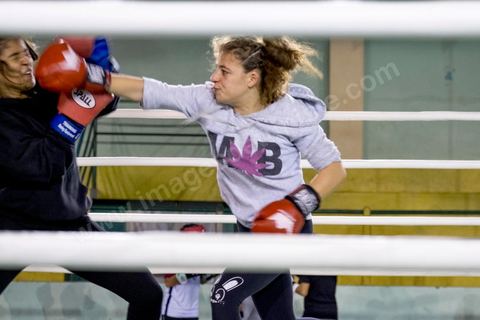 Entrainement des équipes nationales de Boxe féminine, Junior et cadettes. A la Cité Nationale Sportive de Tunis, l'équipe Nationale de Boxe féminine, Junior et Seniro, s'entraine quotidiennement. La boxe depuis les titres mondiaux et africains de Rim Jouini a pris depuis quelques années de l'ampleur en Tunisie et compte aujourd'hui plus de 500 licenciées sur l'ensemble du territoire et une équipe nationale qui engrange dans les différentes catégories des titres internationaux. 