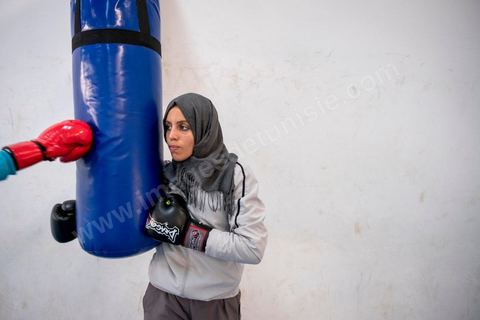 A Sejenane le club de boxe existe depuis un an avec l'entraineur Haykel Trabelsi. Dès les premiers mois d'entrainement deux jeunes boxeuses passionnées ont réussi à devenir championne de Tunisie Nour Trabelsi, dans la catégorie Junior, et Marane Sabani, dans la catégorie cadette. Dans cette ville de 7000 habitants, au coeur des campagnes du nord ouest, marquée par le chômage, la boxe est une opportunité de voyager en Tunisie, voir plus. 