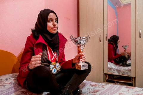 A Sejenane le club de boxe existe depuis un an avec l'entraineur Haykel Trabelsi. Dès les premiers mois d'entrainement deux jeunes boxeuses passionnées ont réussi à devenir championne de Tunisie Nour Trabelsi, dans la catégorie Junior, et Marane Sabani, dans la catégorie cadette. Dans cette ville de 7000 habitants, au coeur des campagnes du nord ouest, marquée par le chômage, la boxe est une opportunité de voyager en Tunisie, voir plus. 