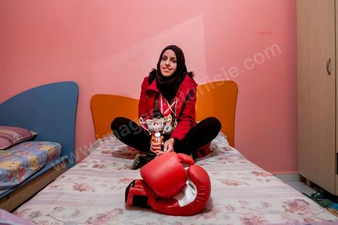 A Sejenane le club de boxe existe depuis un an avec l'entraineur Haykel Trabelsi. Dès les premiers mois d'entrainement deux jeunes boxeuses passionnées ont réussi à devenir championne de Tunisie Nour Trabelsi, dans la catégorie Junior, et Marane Sabani, dans la catégorie cadette. Dans cette ville de 7000 habitants, au coeur des campagnes du nord ouest, marquée par le chômage, la boxe est une opportunité de voyager en Tunisie, voir plus. 