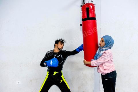 A Sejenane le club de boxe existe depuis un an avec l'entraineur Haykel Trabelsi. Dès les premiers mois d'entrainement deux jeunes boxeuses passionnées ont réussi à devenir championne de Tunisie Nour Trabelsi, dans la catégorie Junior, et Marane Sabani, dans la catégorie cadette. Dans cette ville de 7000 habitants, au coeur des campagnes du nord ouest, marquée par le chômage, la boxe est une opportunité de voyager en Tunisie, voir plus. 