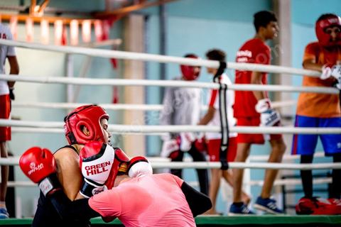 Entrainement des équipes nationales de Boxe féminine, Junior et cadettes. A la Cité Nationale Sportive de Tunis, l'équipe Nationale de Boxe féminine, Junior et Seniro, s'entraine quotidiennement. La boxe depuis les titres mondiaux et africains de Rim Jouini a pris depuis quelques années de l'ampleur en Tunisie et compte aujourd'hui plus de 500 licenciées sur l'ensemble du territoire et une équipe nationale qui engrange dans les différentes catégories des titres internationaux. 