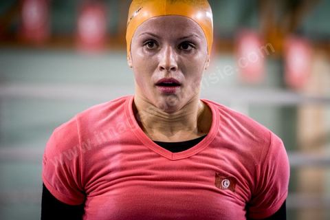 Entrainement des équipes nationales de Boxe féminine, Junior et cadettes. A la Cité Nationale Sportive de Tunis, l'équipe Nationale de Boxe féminine, Junior et Seniro, s'entraine quotidiennement. La boxe depuis les titres mondiaux et africains de Rim Jouini a pris depuis quelques années de l'ampleur en Tunisie et compte aujourd'hui plus de 500 licenciées sur l'ensemble du territoire et une équipe nationale qui engrange dans les différentes catégories des titres internationaux. 