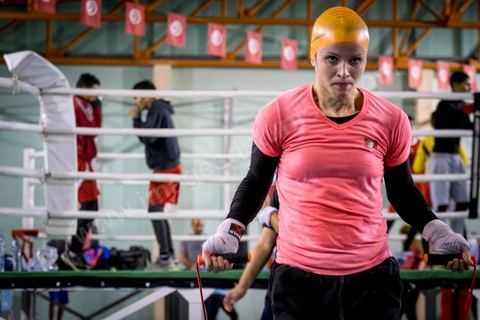 Entrainement des équipes nationales de Boxe féminine, Junior et cadettes. A la Cité Nationale Sportive de Tunis, l'équipe Nationale de Boxe féminine, Junior et Seniro, s'entraine quotidiennement. La boxe depuis les titres mondiaux et africains de Rim Jouini a pris depuis quelques années de l'ampleur en Tunisie et compte aujourd'hui plus de 500 licenciées sur l'ensemble du territoire et une équipe nationale qui engrange dans les différentes catégories des titres internationaux. 