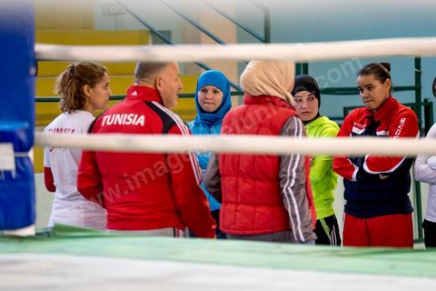 Entrainement des équipes nationales de Boxe féminine, Junior et cadettes. A la Cité Nationale Sportive de Tunis, l'équipe Nationale de Boxe féminine, Junior et Seniro, s'entraine quotidiennement. La boxe depuis les titres mondiaux et africains de Rim Jouini a pris depuis quelques années de l'ampleur en Tunisie et compte aujourd'hui plus de 500 licenciées sur l'ensemble du territoire et une équipe nationale qui engrange dans les différentes catégories des titres internationaux. 