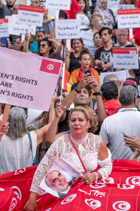13 aout 2018 : Près de 4000 personnes étaient présentes en ce jour de fête de la Femme à la manifestation en faveur des libertés sur l'avenue Habib Bourguiba à Tunis. Entre citoyens, activistes de la société civile, figures médiatiques et politiques, les personnes présentes ont scandé des slogans appelant à l'égalité homme-femme et la liberté et ont rejeté l'extrémisme. Le drapeau arc-en-ciel a également été brandi en signe de soutien à la cause LGBT et des minorités sexuelles. La Commission des libertés individuelles et de l’égalité (Colibe) initiée par BCE a remis son rapport en juin au Président récemment, elle contient des proportions sur l’égalité de l’héritage, la dépénalisation de l’homosexualité et autres questions sociétales en Tunisie. Béji Caïd Essebsi n'entérine que l’égalité dans l’héritage.On rappelle que ce rapport a suscité une violente réaction dans le camp des islamistes qui ont fustigé la violation du texte coranique et qualifié les membres de la Colibe d’apostates. Samedi, une marche a été organisée pour dénoncer le contenu du rapport.
