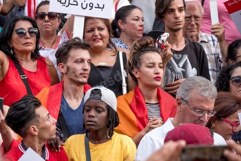 13 aout 2018 : Près de 4000 personnes étaient présentes en ce jour de fête de la Femme à la manifestation en faveur des libertés sur l'avenue Habib Bourguiba à Tunis. Entre citoyens, activistes de la société civile, figures médiatiques et politiques, les personnes présentes ont scandé des slogans appelant à l'égalité homme-femme et la liberté et ont rejeté l'extrémisme. Le drapeau arc-en-ciel a également été brandi en signe de soutien à la cause LGBT et des minorités sexuelles. La Commission des libertés individuelles et de l’égalité (Colibe) initiée par BCE a remis son rapport en juin au Président récemment, elle contient des proportions sur l’égalité de l’héritage, la dépénalisation de l’homosexualité et autres questions sociétales en Tunisie. Béji Caïd Essebsi n'entérine que l’égalité dans l’héritage.On rappelle que ce rapport a suscité une violente réaction dans le camp des islamistes qui ont fustigé la violation du texte coranique et qualifié les membres de la Colibe d’apostates. Samedi, une marche a été organisée pour dénoncer le contenu du rapport.