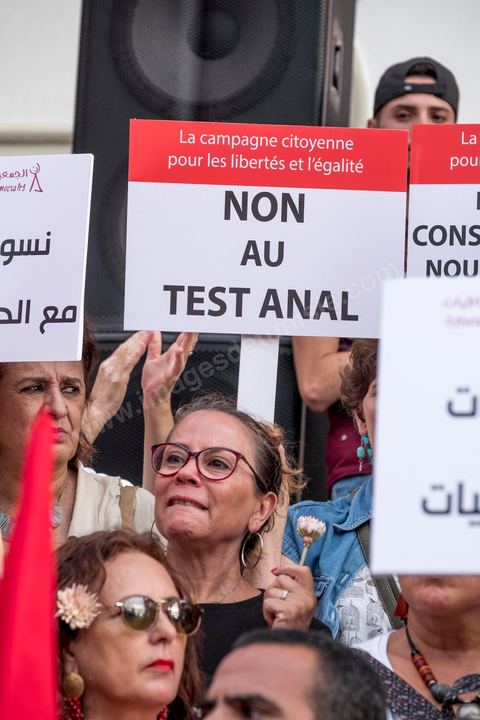 13 aout 2018 : Près de 4000 personnes étaient présentes en ce jour de fête de la Femme à la manifestation en faveur des libertés sur l'avenue Habib Bourguiba à Tunis. Entre citoyens, activistes de la société civile, figures médiatiques et politiques, les personnes présentes ont scandé des slogans appelant à l'égalité homme-femme et la liberté et ont rejeté l'extrémisme. Le drapeau arc-en-ciel a également été brandi en signe de soutien à la cause LGBT et des minorités sexuelles. La Commission des libertés individuelles et de l’égalité (Colibe) initiée par BCE a remis son rapport en juin au Président récemment, elle contient des proportions sur l’égalité de l’héritage, la dépénalisation de l’homosexualité et autres questions sociétales en Tunisie. Béji Caïd Essebsi n'entérine que l’égalité dans l’héritage.On rappelle que ce rapport a suscité une violente réaction dans le camp des islamistes qui ont fustigé la violation du texte coranique et qualifié les membres de la Colibe d’apostates. Samedi, une marche a été organisée pour dénoncer le contenu du rapport.