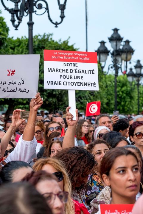 13 aout 2018 : Près de 4000 personnes étaient présentes en ce jour de fête de la Femme à la manifestation en faveur des libertés sur l'avenue Habib Bourguiba à Tunis. Entre citoyens, activistes de la société civile, figures médiatiques et politiques, les personnes présentes ont scandé des slogans appelant à l'égalité homme-femme et la liberté et ont rejeté l'extrémisme. Le drapeau arc-en-ciel a également été brandi en signe de soutien à la cause LGBT et des minorités sexuelles. La Commission des libertés individuelles et de l’égalité (Colibe) initiée par BCE a remis son rapport en juin au Président récemment, elle contient des proportions sur l’égalité de l’héritage, la dépénalisation de l’homosexualité et autres questions sociétales en Tunisie. Béji Caïd Essebsi n'entérine que l’égalité dans l’héritage.On rappelle que ce rapport a suscité une violente réaction dans le camp des islamistes qui ont fustigé la violation du texte coranique et qualifié les membres de la Colibe d’apostates. Samedi, une marche a été organisée pour dénoncer le contenu du rapport.