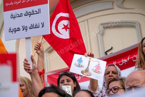 13 aout 2018 : Près de 4000 personnes étaient présentes en ce jour de fête de la Femme à la manifestation en faveur des libertés sur l'avenue Habib Bourguiba à Tunis. Entre citoyens, activistes de la société civile, figures médiatiques et politiques, les personnes présentes ont scandé des slogans appelant à l'égalité homme-femme et la liberté et ont rejeté l'extrémisme. Le drapeau arc-en-ciel a également été brandi en signe de soutien à la cause LGBT et des minorités sexuelles. La Commission des libertés individuelles et de l’égalité (Colibe) initiée par BCE a remis son rapport en juin au Président récemment, elle contient des proportions sur l’égalité de l’héritage, la dépénalisation de l’homosexualité et autres questions sociétales en Tunisie. Béji Caïd Essebsi n'entérine que l’égalité dans l’héritage.On rappelle que ce rapport a suscité une violente réaction dans le camp des islamistes qui ont fustigé la violation du texte coranique et qualifié les membres de la Colibe d’apostates. Samedi, une marche a été organisée pour dénoncer le contenu du rapport.