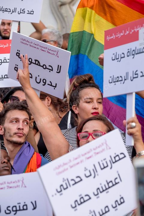 13 aout 2018 : Près de 4000 personnes étaient présentes en ce jour de fête de la Femme à la manifestation en faveur des libertés sur l'avenue Habib Bourguiba à Tunis. Entre citoyens, activistes de la société civile, figures médiatiques et politiques, les personnes présentes ont scandé des slogans appelant à l'égalité homme-femme et la liberté et ont rejeté l'extrémisme. Le drapeau arc-en-ciel a également été brandi en signe de soutien à la cause LGBT et des minorités sexuelles. La Commission des libertés individuelles et de l’égalité (Colibe) initiée par BCE a remis son rapport en juin au Président récemment, elle contient des proportions sur l’égalité de l’héritage, la dépénalisation de l’homosexualité et autres questions sociétales en Tunisie. Béji Caïd Essebsi n'entérine que l’égalité dans l’héritage.On rappelle que ce rapport a suscité une violente réaction dans le camp des islamistes qui ont fustigé la violation du texte coranique et qualifié les membres de la Colibe d’apostates. Samedi, une marche a été organisée pour dénoncer le contenu du rapport.
