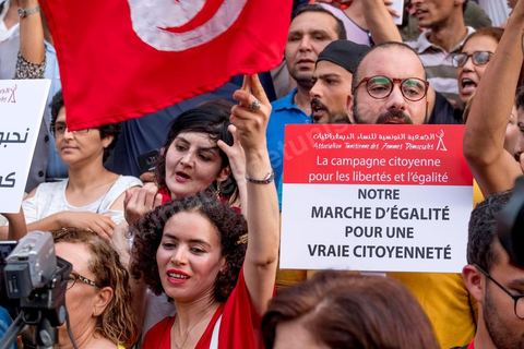13 aout 2018 : Près de 4000 personnes étaient présentes en ce jour de fête de la Femme à la manifestation en faveur des libertés sur l'avenue Habib Bourguiba à Tunis. Entre citoyens, activistes de la société civile, figures médiatiques et politiques, les personnes présentes ont scandé des slogans appelant à l'égalité homme-femme et la liberté et ont rejeté l'extrémisme. Le drapeau arc-en-ciel a également été brandi en signe de soutien à la cause LGBT et des minorités sexuelles. La Commission des libertés individuelles et de l’égalité (Colibe) initiée par BCE a remis son rapport en juin au Président récemment, elle contient des proportions sur l’égalité de l’héritage, la dépénalisation de l’homosexualité et autres questions sociétales en Tunisie. Béji Caïd Essebsi n'entérine que l’égalité dans l’héritage.On rappelle que ce rapport a suscité une violente réaction dans le camp des islamistes qui ont fustigé la violation du texte coranique et qualifié les membres de la Colibe d’apostates. Samedi, une marche a été organisée pour dénoncer le contenu du rapport.