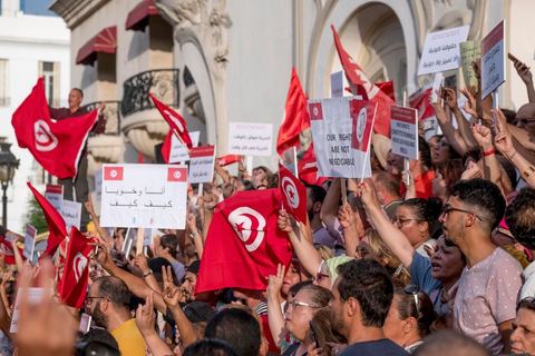 13 aout 2018 : Près de 4000 personnes étaient présentes en ce jour de fête de la Femme à la manifestation en faveur des libertés sur l'avenue Habib Bourguiba à Tunis. Entre citoyens, activistes de la société civile, figures médiatiques et politiques, les personnes présentes ont scandé des slogans appelant à l'égalité homme-femme et la liberté et ont rejeté l'extrémisme. Le drapeau arc-en-ciel a également été brandi en signe de soutien à la cause LGBT et des minorités sexuelles. La Commission des libertés individuelles et de l’égalité (Colibe) initiée par BCE a remis son rapport en juin au Président récemment, elle contient des proportions sur l’égalité de l’héritage, la dépénalisation de l’homosexualité et autres questions sociétales en Tunisie. Béji Caïd Essebsi n'entérine que l’égalité dans l’héritage.On rappelle que ce rapport a suscité une violente réaction dans le camp des islamistes qui ont fustigé la violation du texte coranique et qualifié les membres de la Colibe d’apostates. Samedi, une marche a été organisée pour dénoncer le contenu du rapport.