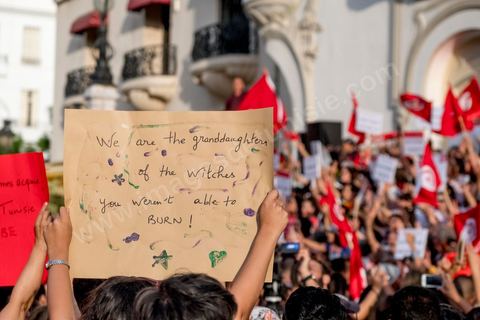 13 aout 2018 : Près de 4000 personnes étaient présentes en ce jour de fête de la Femme à la manifestation en faveur des libertés sur l'avenue Habib Bourguiba à Tunis. Entre citoyens, activistes de la société civile, figures médiatiques et politiques, les personnes présentes ont scandé des slogans appelant à l'égalité homme-femme et la liberté et ont rejeté l'extrémisme. Le drapeau arc-en-ciel a également été brandi en signe de soutien à la cause LGBT et des minorités sexuelles. La Commission des libertés individuelles et de l’égalité (Colibe) initiée par BCE a remis son rapport en juin au Président récemment, elle contient des proportions sur l’égalité de l’héritage, la dépénalisation de l’homosexualité et autres questions sociétales en Tunisie. Béji Caïd Essebsi n'entérine que l’égalité dans l’héritage.On rappelle que ce rapport a suscité une violente réaction dans le camp des islamistes qui ont fustigé la violation du texte coranique et qualifié les membres de la Colibe d’apostates. Samedi, une marche a été organisée pour dénoncer le contenu du rapport.