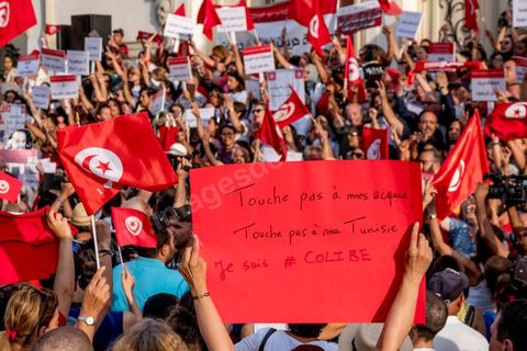13 aout 2018 : Près de 4000 personnes étaient présentes en ce jour de fête de la Femme à la manifestation en faveur des libertés sur l'avenue Habib Bourguiba à Tunis. Entre citoyens, activistes de la société civile, figures médiatiques et politiques, les personnes présentes ont scandé des slogans appelant à l'égalité homme-femme et la liberté et ont rejeté l'extrémisme. Le drapeau arc-en-ciel a également été brandi en signe de soutien à la cause LGBT et des minorités sexuelles. La Commission des libertés individuelles et de l’égalité (Colibe) initiée par BCE a remis son rapport en juin au Président récemment, elle contient des proportions sur l’égalité de l’héritage, la dépénalisation de l’homosexualité et autres questions sociétales en Tunisie. Béji Caïd Essebsi n'entérine que l’égalité dans l’héritage.On rappelle que ce rapport a suscité une violente réaction dans le camp des islamistes qui ont fustigé la violation du texte coranique et qualifié les membres de la Colibe d’apostates. Samedi, une marche a été organisée pour dénoncer le contenu du rapport.