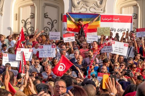 13 aout 2018 : Près de 4000 personnes étaient présentes en ce jour de fête de la Femme à la manifestation en faveur des libertés sur l'avenue Habib Bourguiba à Tunis. Entre citoyens, activistes de la société civile, figures médiatiques et politiques, les personnes présentes ont scandé des slogans appelant à l'égalité homme-femme et la liberté et ont rejeté l'extrémisme. Le drapeau arc-en-ciel a également été brandi en signe de soutien à la cause LGBT et des minorités sexuelles. La Commission des libertés individuelles et de l’égalité (Colibe) initiée par BCE a remis son rapport en juin au Président récemment, elle contient des proportions sur l’égalité de l’héritage, la dépénalisation de l’homosexualité et autres questions sociétales en Tunisie. Béji Caïd Essebsi n'entérine que l’égalité dans l’héritage.On rappelle que ce rapport a suscité une violente réaction dans le camp des islamistes qui ont fustigé la violation du texte coranique et qualifié les membres de la Colibe d’apostates. Samedi, une marche a été organisée pour dénoncer le contenu du rapport.