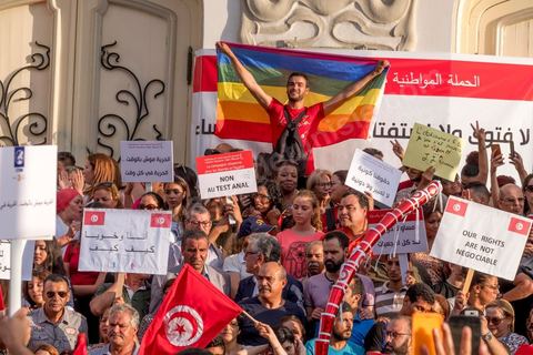 13 aout 2018 : Près de 4000 personnes étaient présentes en ce jour de fête de la Femme à la manifestation en faveur des libertés sur l'avenue Habib Bourguiba à Tunis. Entre citoyens, activistes de la société civile, figures médiatiques et politiques, les personnes présentes ont scandé des slogans appelant à l'égalité homme-femme et la liberté et ont rejeté l'extrémisme. Le drapeau arc-en-ciel a également été brandi en signe de soutien à la cause LGBT et des minorités sexuelles. La Commission des libertés individuelles et de l’égalité (Colibe) initiée par BCE a remis son rapport en juin au Président récemment, elle contient des proportions sur l’égalité de l’héritage, la dépénalisation de l’homosexualité et autres questions sociétales en Tunisie. Béji Caïd Essebsi n'entérine que l’égalité dans l’héritage.On rappelle que ce rapport a suscité une violente réaction dans le camp des islamistes qui ont fustigé la violation du texte coranique et qualifié les membres de la Colibe d’apostates. Samedi, une marche a été organisée pour dénoncer le contenu du rapport.