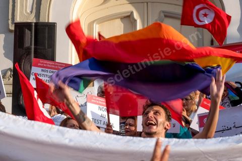13 aout 2018 : Près de 4000 personnes étaient présentes en ce jour de fête de la Femme à la manifestation en faveur des libertés sur l'avenue Habib Bourguiba à Tunis. Entre citoyens, activistes de la société civile, figures médiatiques et politiques, les personnes présentes ont scandé des slogans appelant à l'égalité homme-femme et la liberté et ont rejeté l'extrémisme. Le drapeau arc-en-ciel a également été brandi en signe de soutien à la cause LGBT et des minorités sexuelles. La Commission des libertés individuelles et de l’égalité (Colibe) initiée par BCE a remis son rapport en juin au Président récemment, elle contient des proportions sur l’égalité de l’héritage, la dépénalisation de l’homosexualité et autres questions sociétales en Tunisie. Béji Caïd Essebsi n'entérine que l’égalité dans l’héritage.On rappelle que ce rapport a suscité une violente réaction dans le camp des islamistes qui ont fustigé la violation du texte coranique et qualifié les membres de la Colibe d’apostates. Samedi, une marche a été organisée pour dénoncer le contenu du rapport.