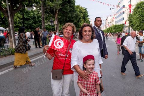 13 aout 2018 : Près de 4000 personnes étaient présentes en ce jour de fête de la Femme à la manifestation en faveur des libertés sur l'avenue Habib Bourguiba à Tunis. Entre citoyens, activistes de la société civile, figures médiatiques et politiques, les personnes présentes ont scandé des slogans appelant à l'égalité homme-femme et la liberté et ont rejeté l'extrémisme. Le drapeau arc-en-ciel a également été brandi en signe de soutien à la cause LGBT et des minorités sexuelles. La Commission des libertés individuelles et de l’égalité (Colibe) initiée par BCE a remis son rapport en juin au Président récemment, elle contient des proportions sur l’égalité de l’héritage, la dépénalisation de l’homosexualité et autres questions sociétales en Tunisie. Béji Caïd Essebsi n'entérine que l’égalité dans l’héritage.On rappelle que ce rapport a suscité une violente réaction dans le camp des islamistes qui ont fustigé la violation du texte coranique et qualifié les membres de la Colibe d’apostates. Samedi, une marche a été organisée pour dénoncer le contenu du rapport.