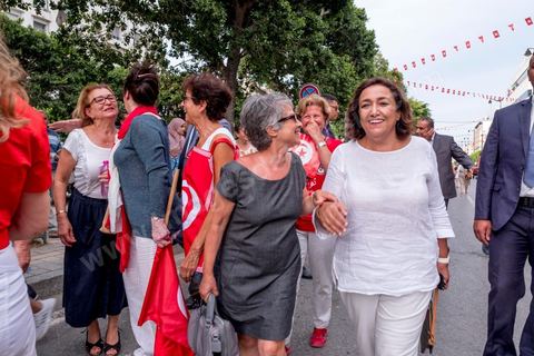 13 aout 2018 : Près de 4000 personnes étaient présentes en ce jour de fête de la Femme à la manifestation en faveur des libertés sur l'avenue Habib Bourguiba à Tunis. Entre citoyens, activistes de la société civile, figures médiatiques et politiques, les personnes présentes ont scandé des slogans appelant à l'égalité homme-femme et la liberté et ont rejeté l'extrémisme. Le drapeau arc-en-ciel a également été brandi en signe de soutien à la cause LGBT et des minorités sexuelles. La Commission des libertés individuelles et de l’égalité (Colibe) initiée par BCE a remis son rapport en juin au Président récemment, elle contient des proportions sur l’égalité de l’héritage, la dépénalisation de l’homosexualité et autres questions sociétales en Tunisie. Béji Caïd Essebsi n'entérine que l’égalité dans l’héritage.On rappelle que ce rapport a suscité une violente réaction dans le camp des islamistes qui ont fustigé la violation du texte coranique et qualifié les membres de la Colibe d’apostates. Samedi, une marche a été organisée pour dénoncer le contenu du rapport.